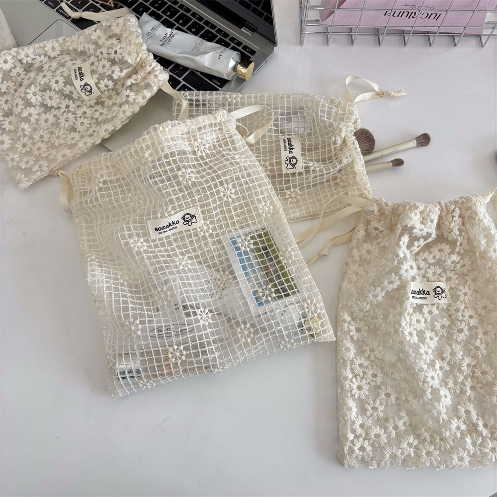 Lace Embroidered Daisy Mesh Dr - Cosmetic Bags recension och pris