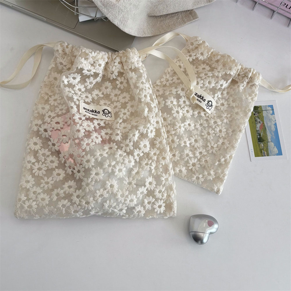 Lace Embroidered Daisy Mesh Dr - Cosmetic Bags recension och pris